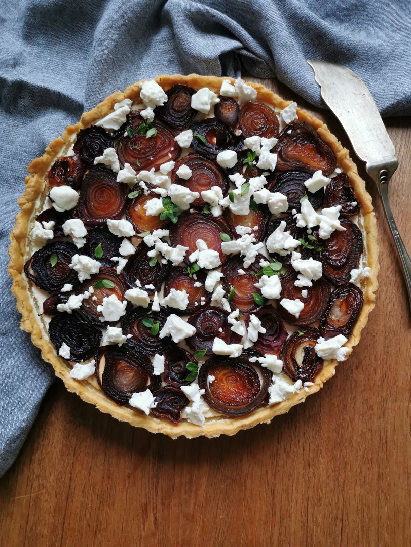 Honig-Wein Zwiebel Tarte mit Feta und Thymian