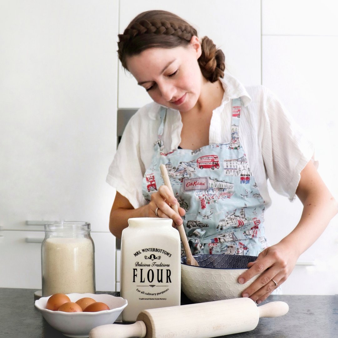 Mrs. West ist baking