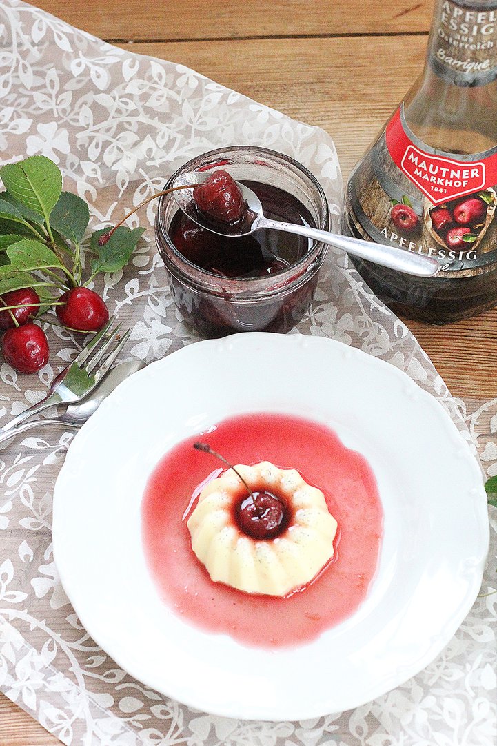 Cremiges Panna Cotta mit sauren Kirschen