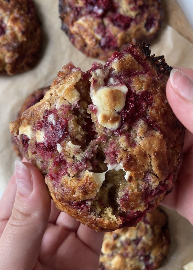 Chocolate Chip Cookies mit weißer Schokolade und Himbeeren