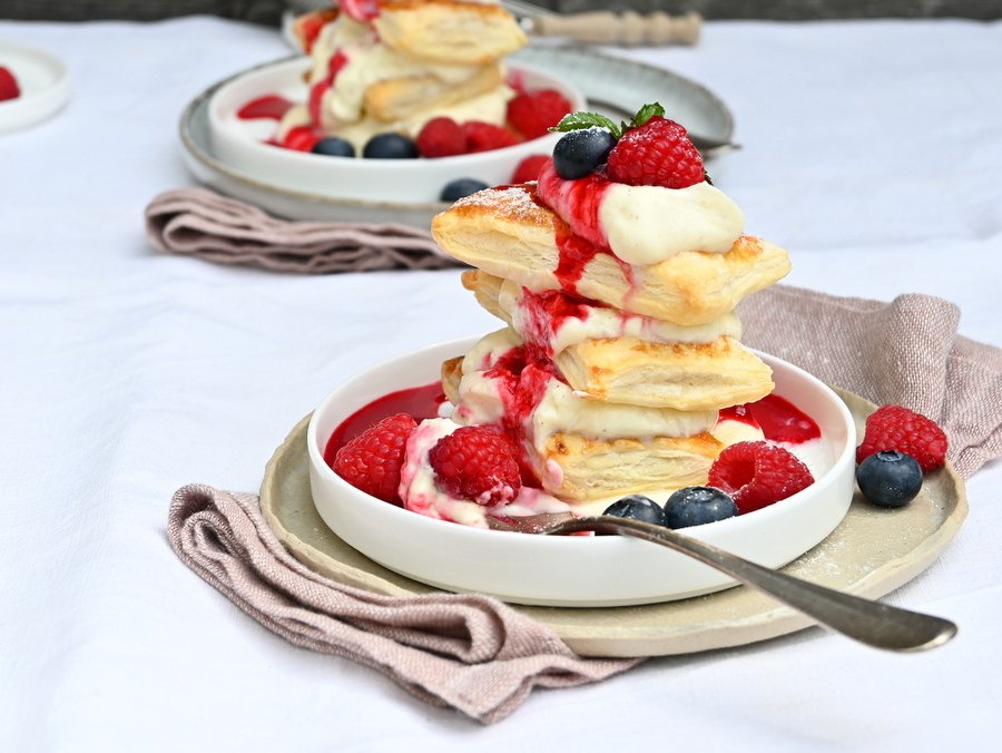 Sommer auf dem Teller: Blätterteigdessert mit Mascarponecreme und Himbeersauce