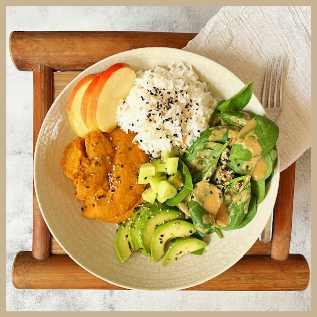 Bowl mit Karotten-Linsen-Hummus