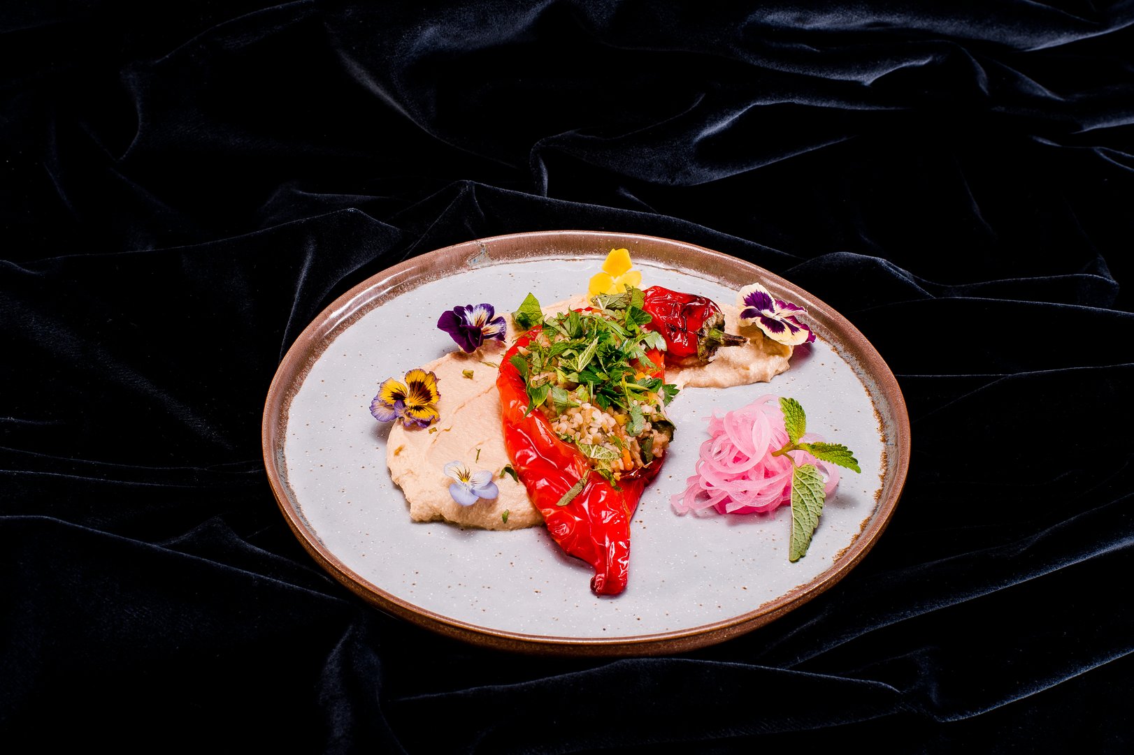 Feurige Fusion: Gegrillte Tabouleh-Paprika mit rauchigem Hummus und verlockenden Sumach-Zwiebeln