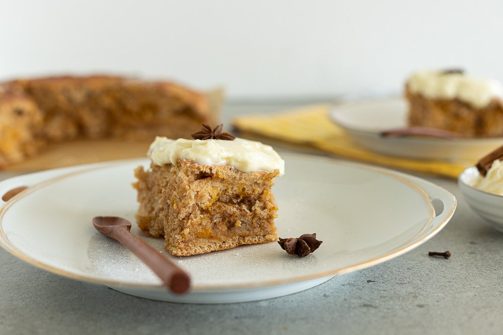 Zuckerfreie Kürbis Zimtschnecken mit Frischkäse Frosting