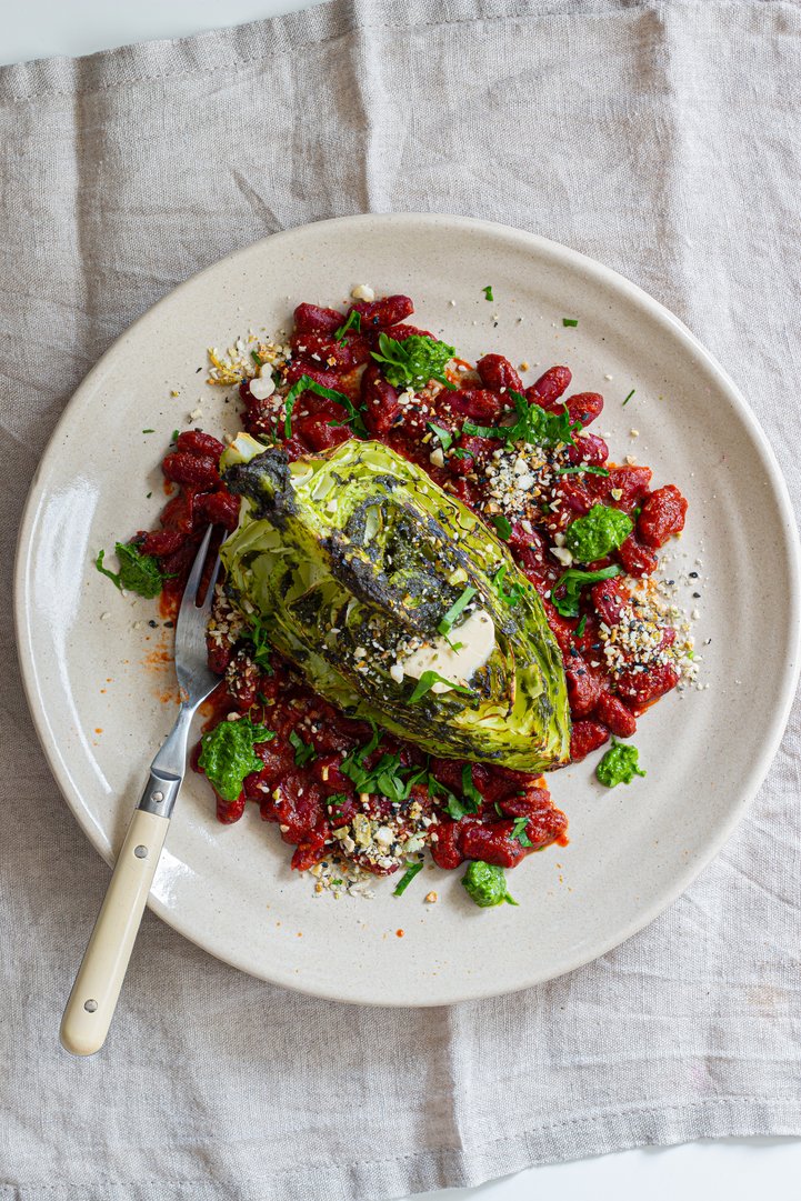 Gerösteter Spitzkohl in Kräutermarinade auf tomatigen Bohnen