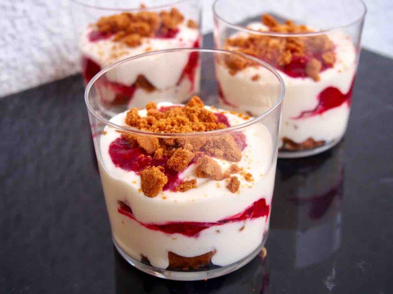 Vanillecreme mit Himbeeren