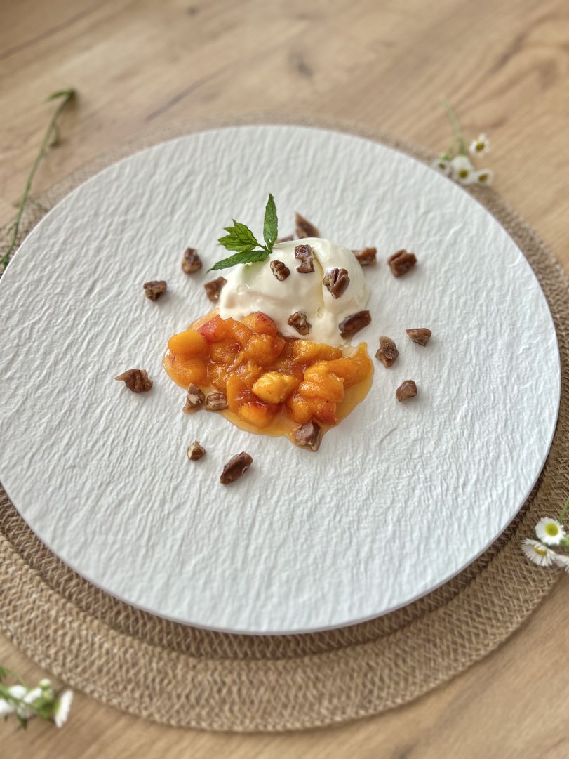 Sauerrahmeis mit Marillen und karamellisierten Pakanüsse