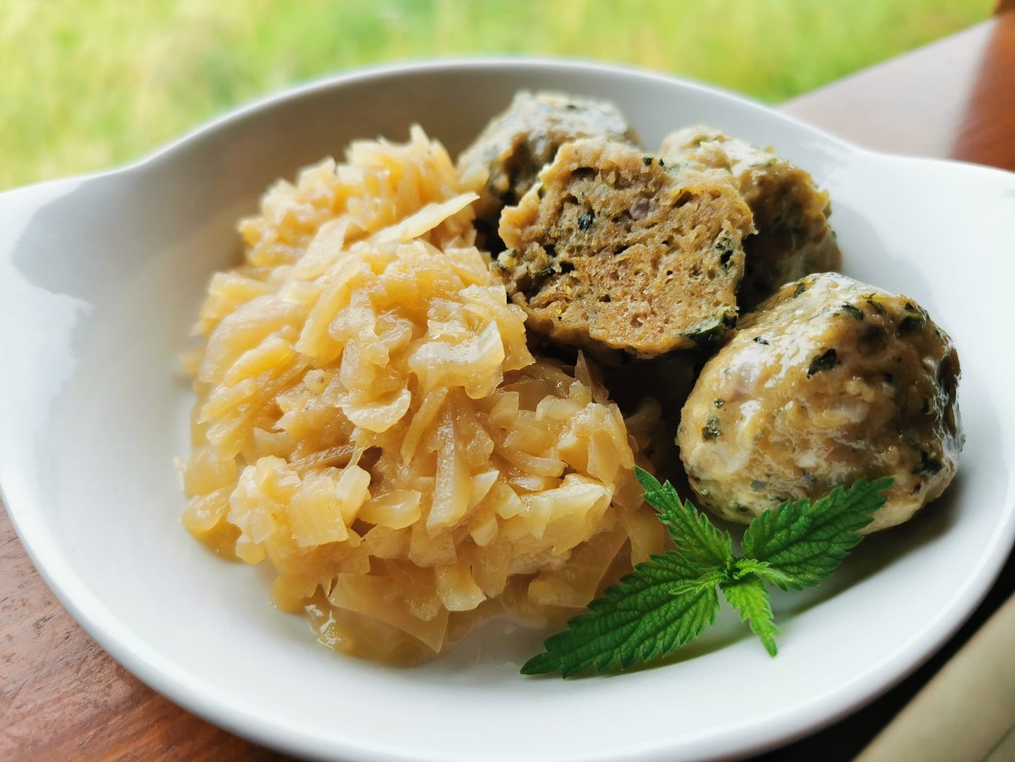 Schwarzbrot-Brennnessel-Knödel mit Süßkraut