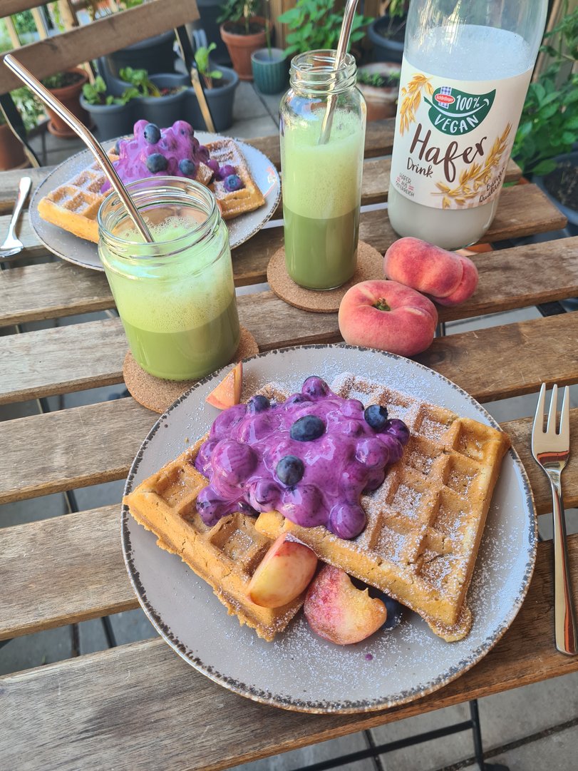 Dinkelwaffeln mit Gefrorenen Beeren und Matcha-Latte feat. Haferdrink by Schärdinger