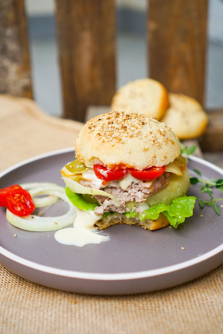 Sommerburger mit gegrillter Ananas