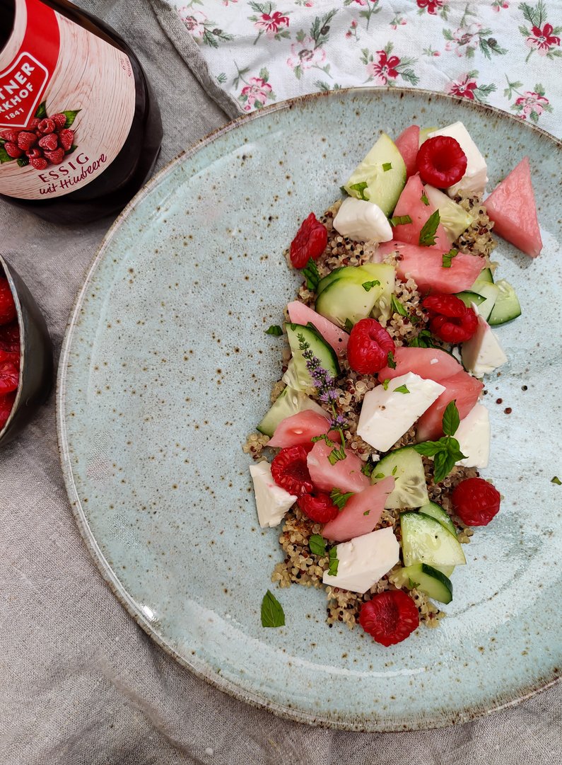 Sommerlicher Quinoasalat mit Himbeeren