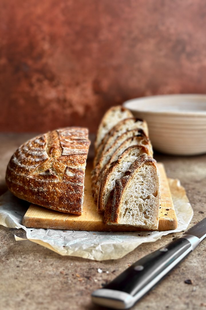 Aromatisches Weizensauerteigbrot mit Knoblauch und Rosmarin