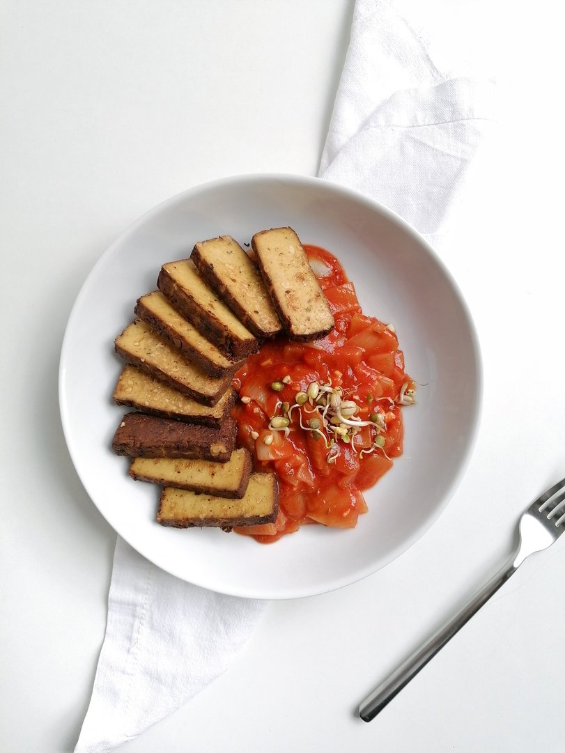 Gegrillter Tofu auf Marinara