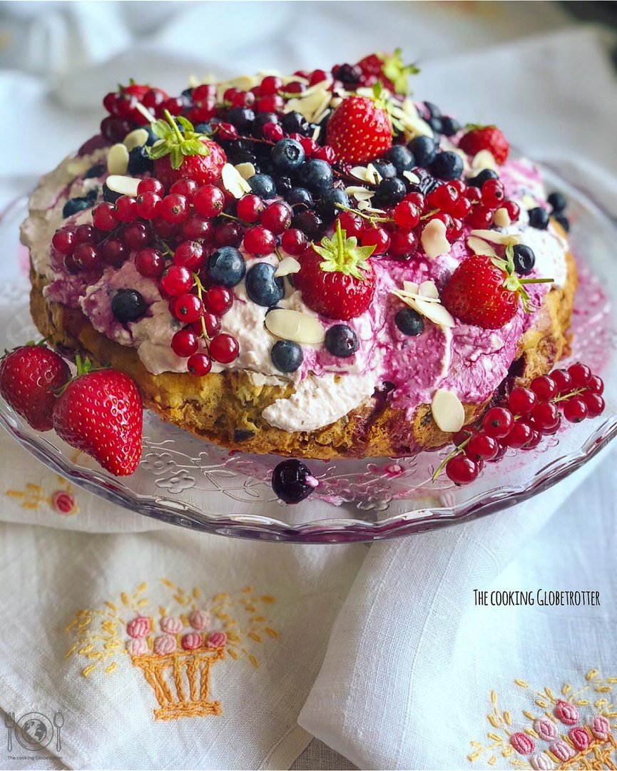 Sommerlicher Beeren Kuchen mit Topfen