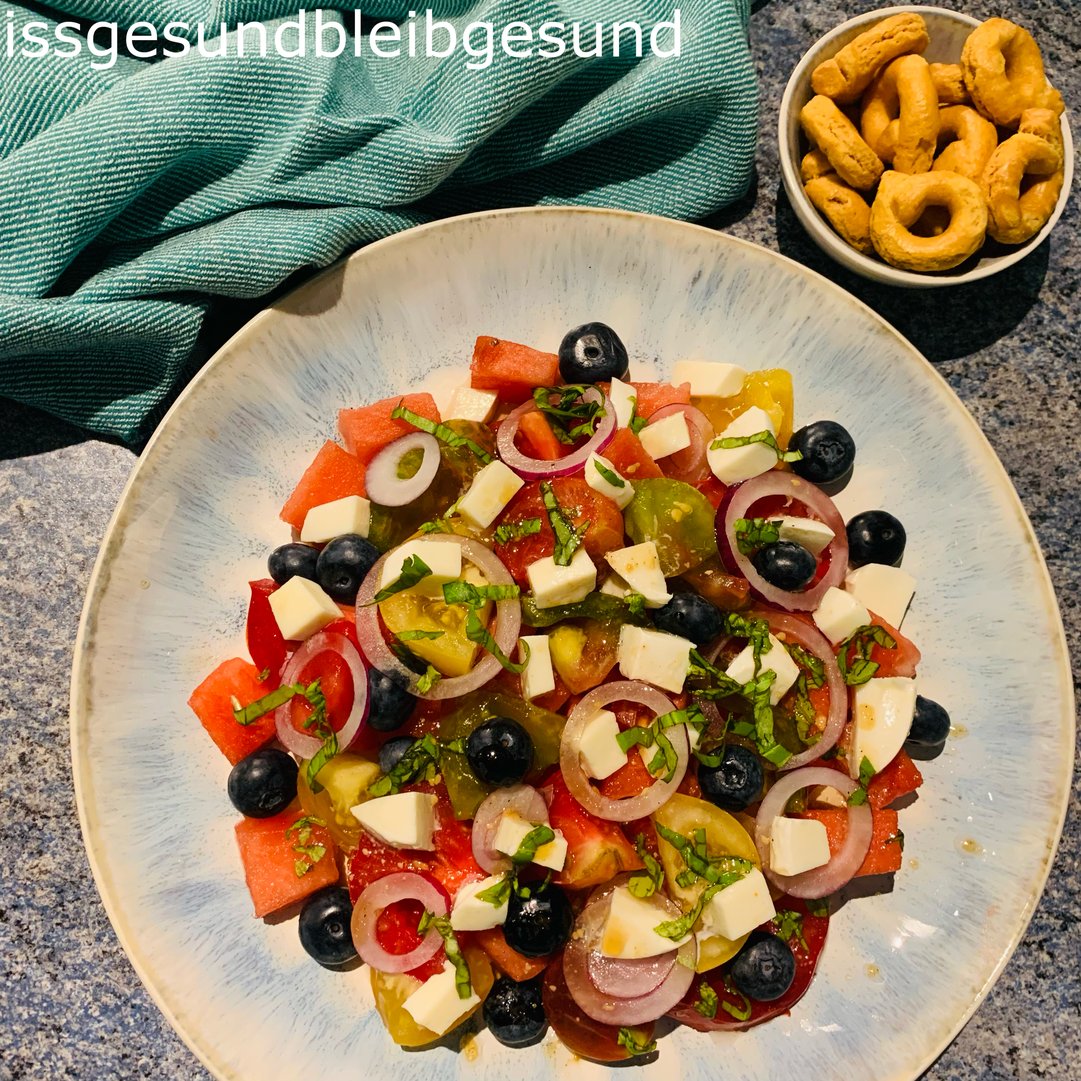 Sommerfrische Paradeiser-Melonen-Salat mit Heidelbeeren