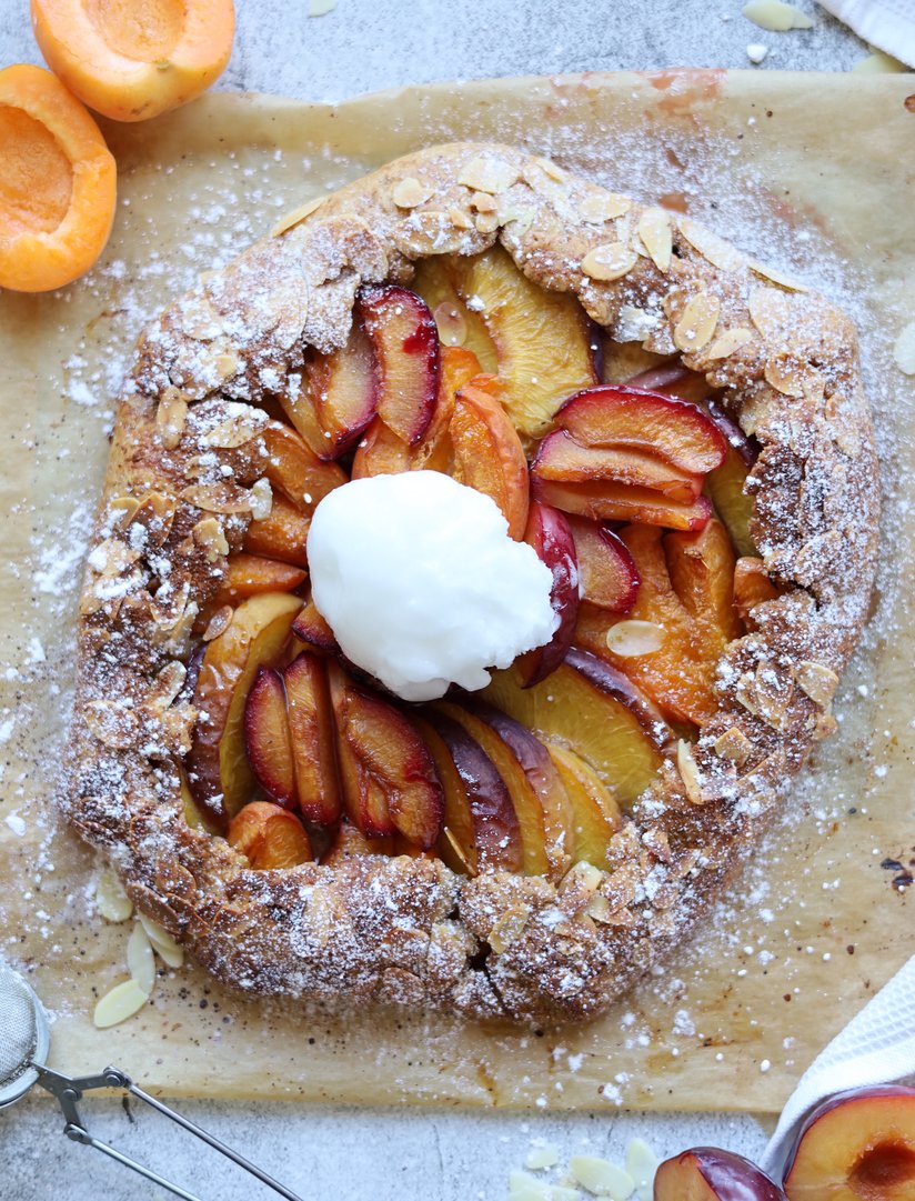 Sommerliche Steinobst-Galette
