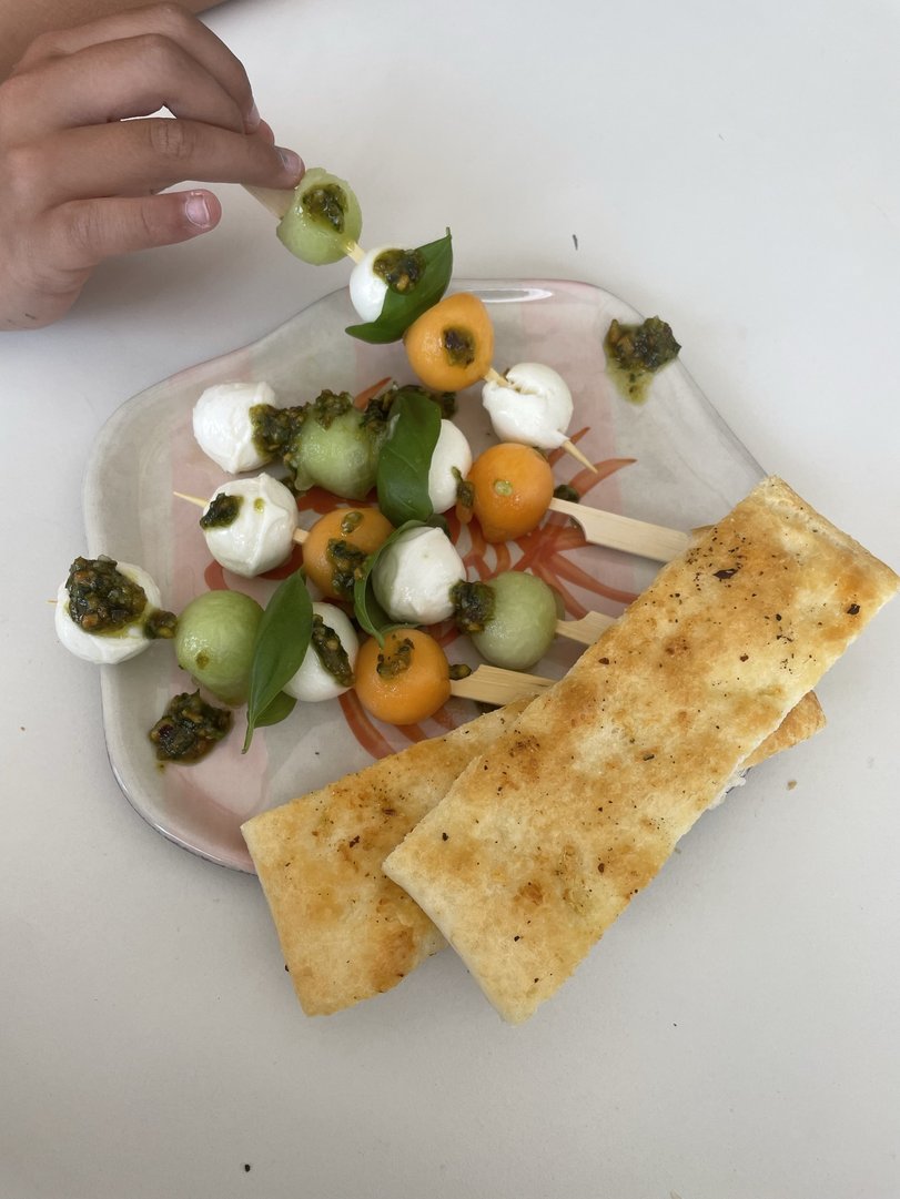 Sommerfrische am Spieß: Mozarella, Melone & Pistazienpesto