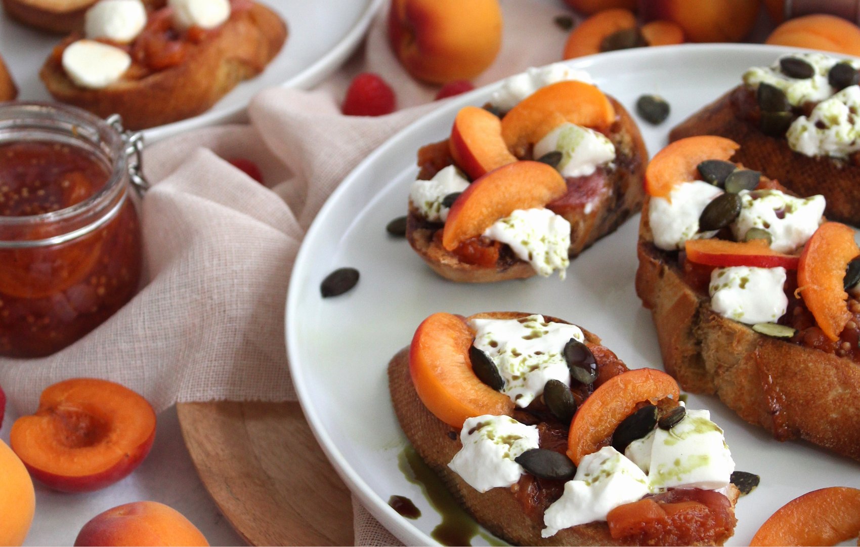 Bruschetta mit Marillenchutney, Burrata und Kürbiskernöl
