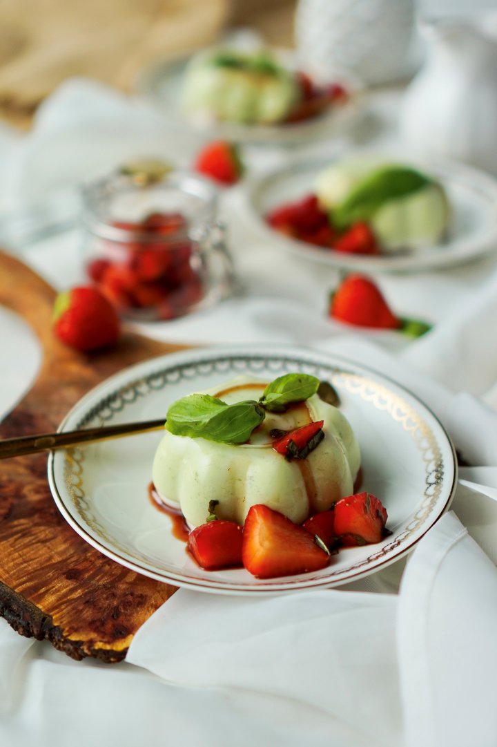 Basilikum Panna Cotta mit Balsamico Erdbeeren