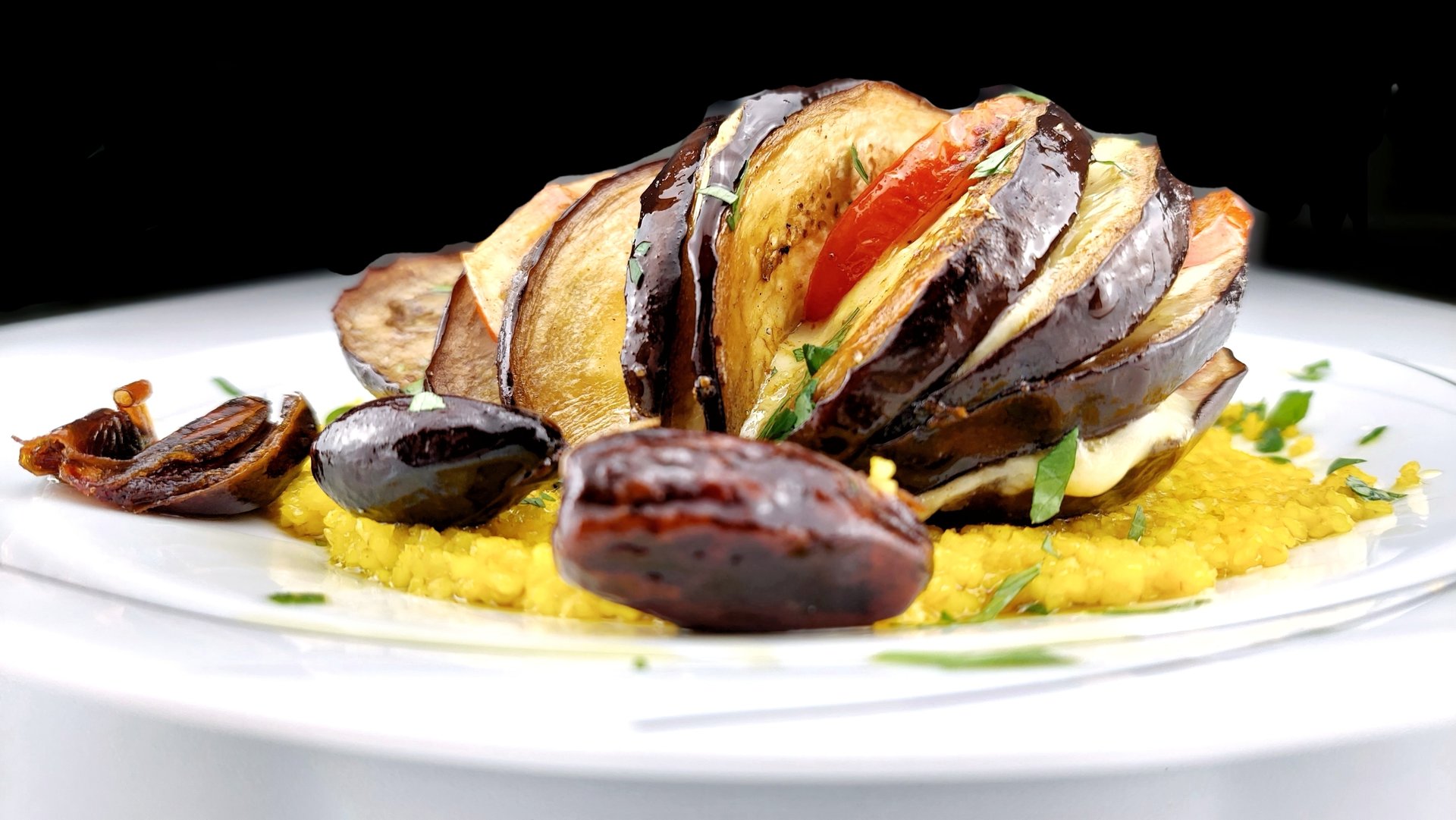 Marokkanische Gewürz-Aubergine auf Zitronen-Couscous mit Datteln