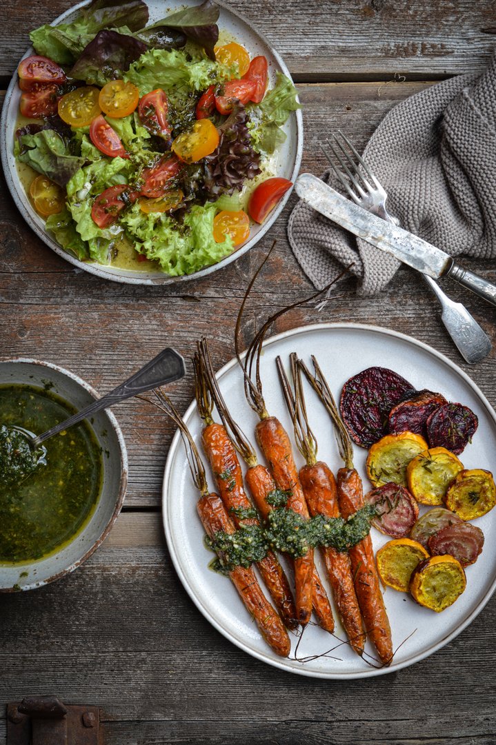Ofengemüse mit Karottengrün-Pesto und Salat