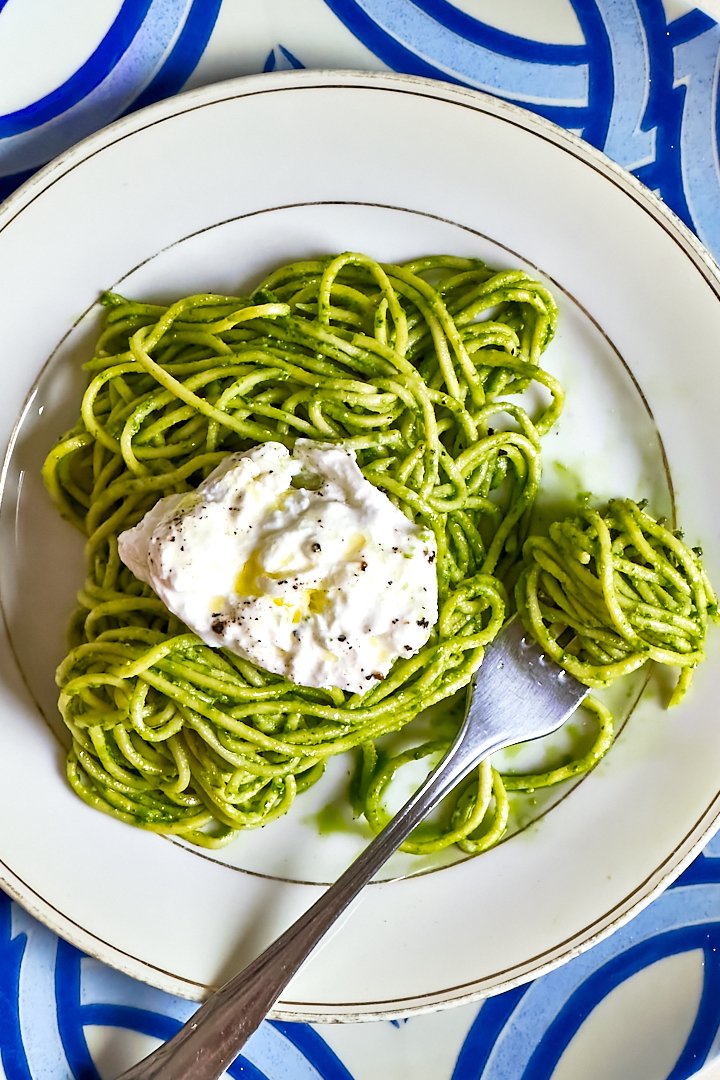 Hausgemachte Pasta mit frischem Bärlauchpesto