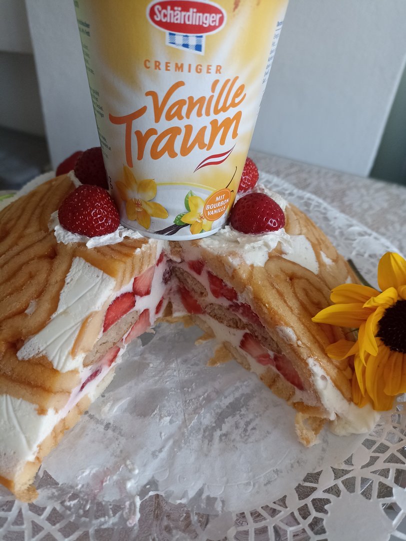 Schärdinger Vanillejoghurtbombe mit frischen Erdbeeren