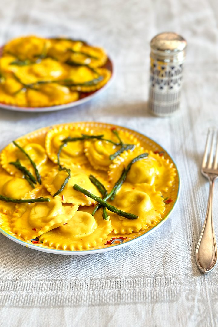 Handgemachte Spargelravioli mit cremiger Safransauce