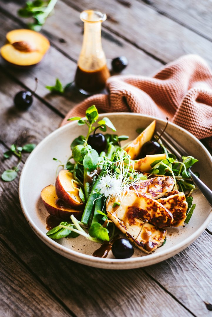 Gegrillter Halloumi & Pfirsich Salat