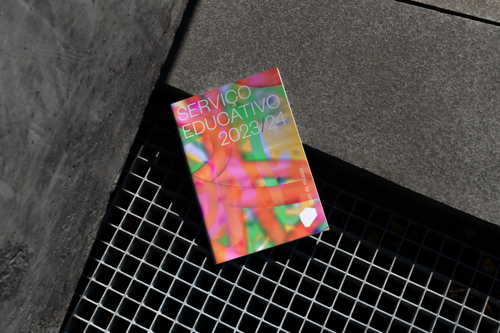 11-raw-branding-mockup-01-brochure.png