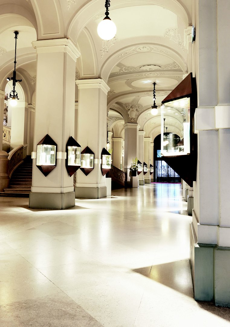 Dorotheum Palais Foyer_hell.jpg