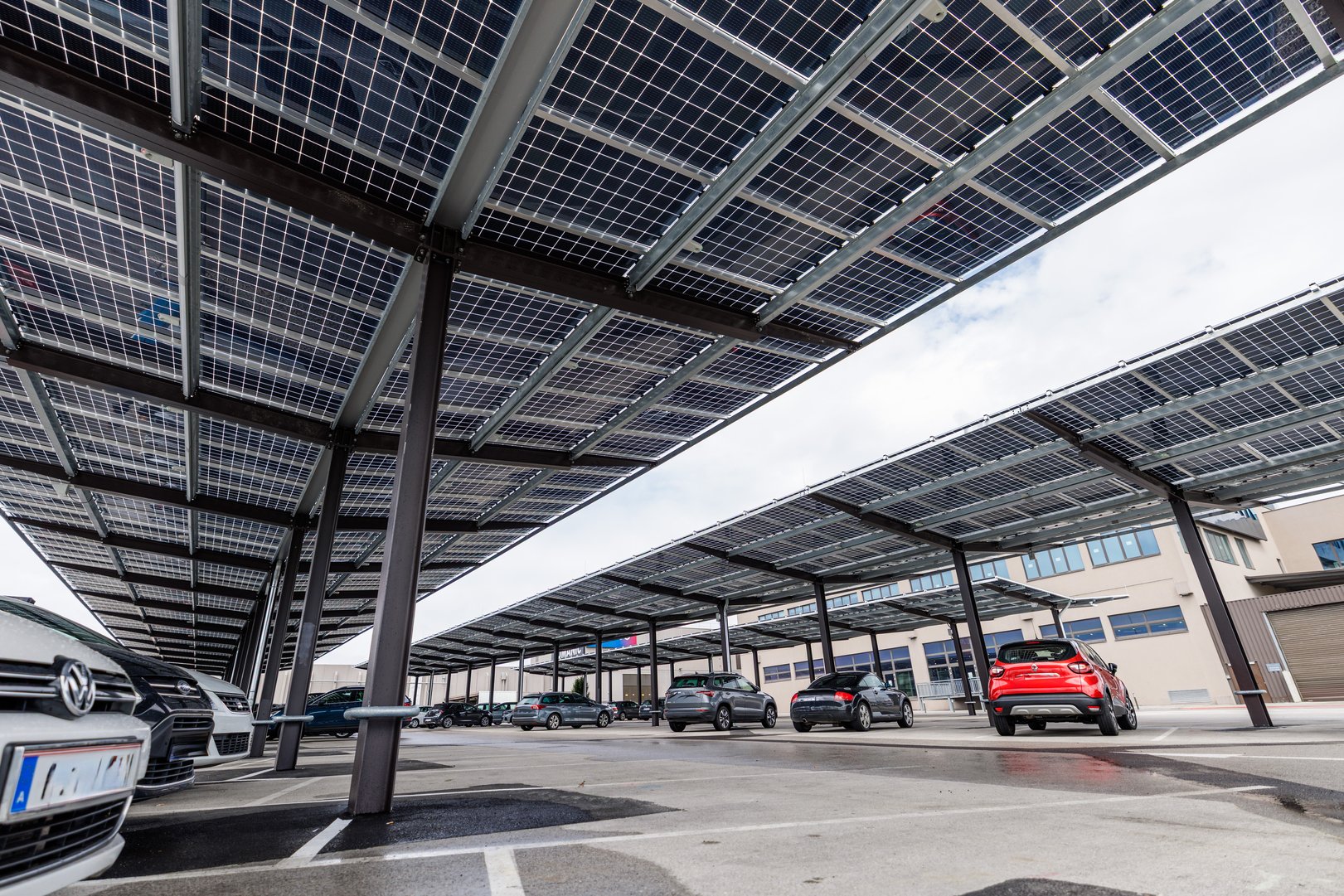 Carport mit Photovoltaiksystem in der Westfield Shopping City Süd