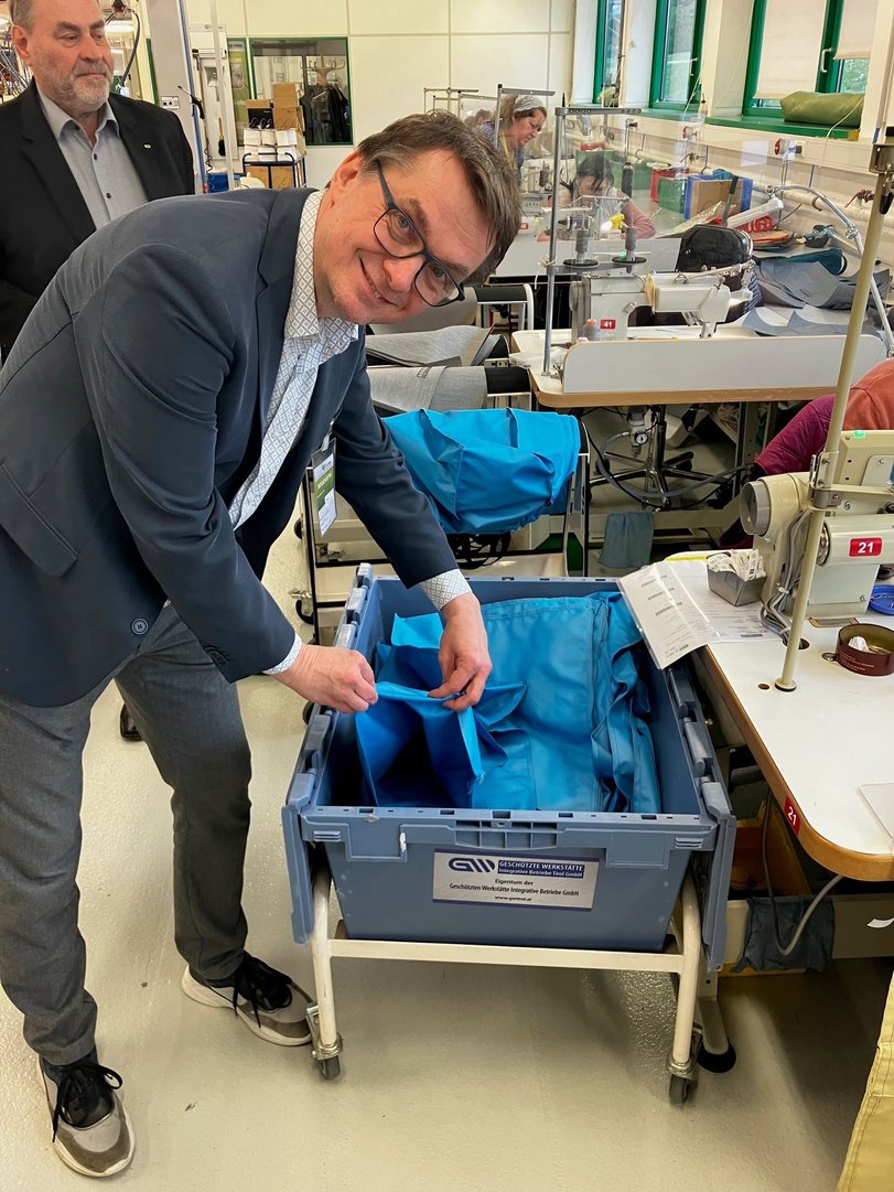 Wiederverwendbarer Abwurfsack am Reinigungswagen