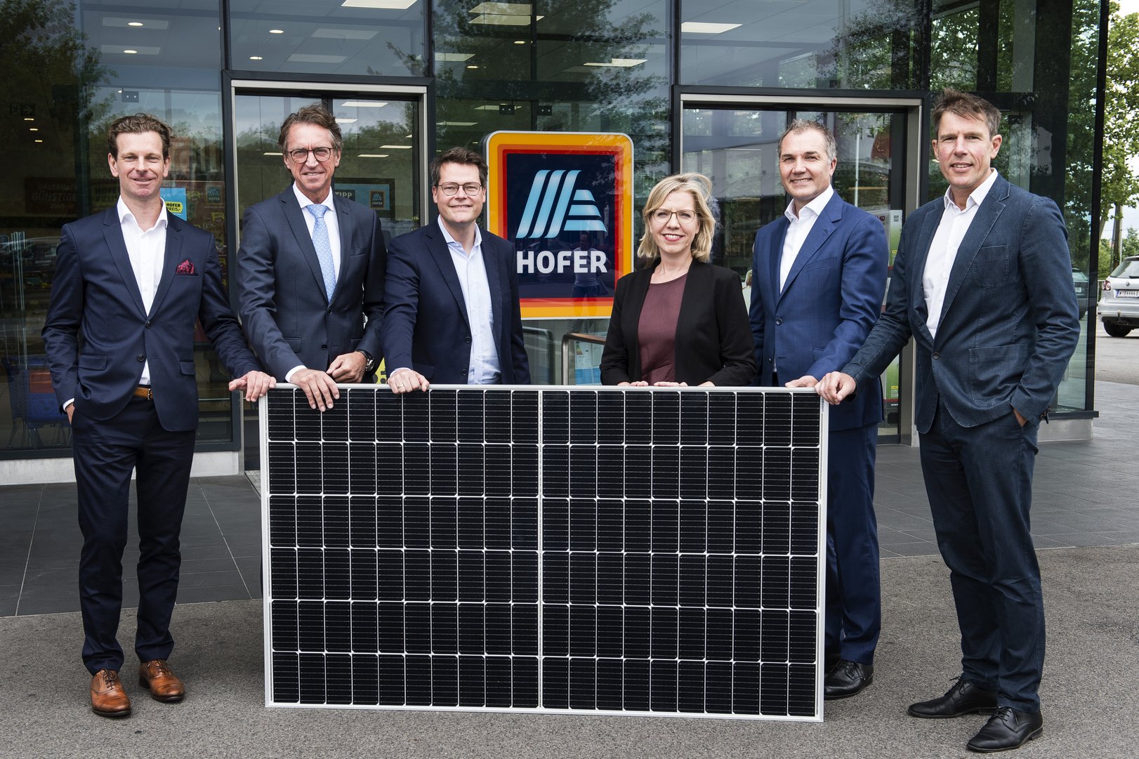 Titelbild zu Photovoltaik Rollout Hofer Lebensmittelkette