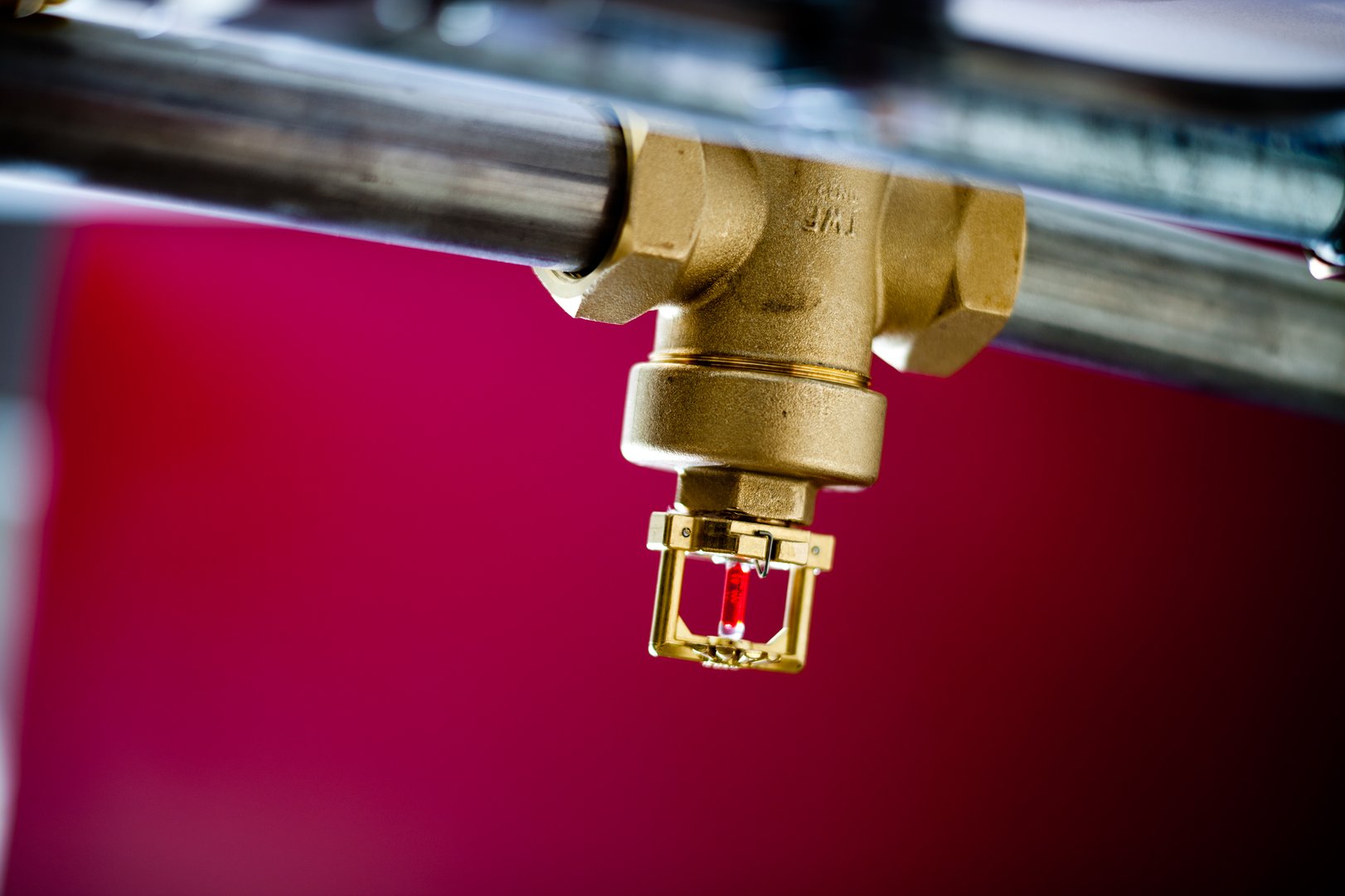 Titelbild zu Mehr Sprinkler für den Klimaschutz? Eine Studie zur Ökobilanz von baulichem und anlagentechnischen Brandschutz.