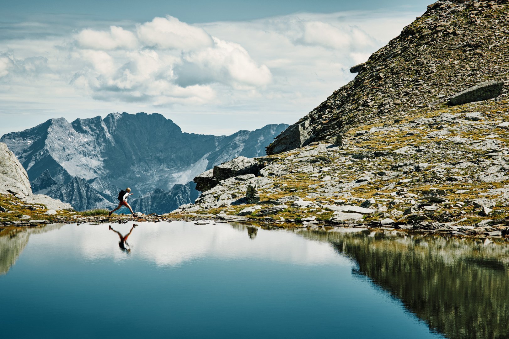 Titelbild zu Bleniotal, Wanderin mit Luftsprung
