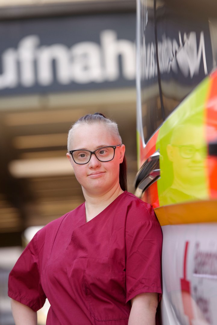 Anna Lena hat das Down-Syndrom und arbeitet in der Notaufnahme des Universitätsklinikums Augsburg