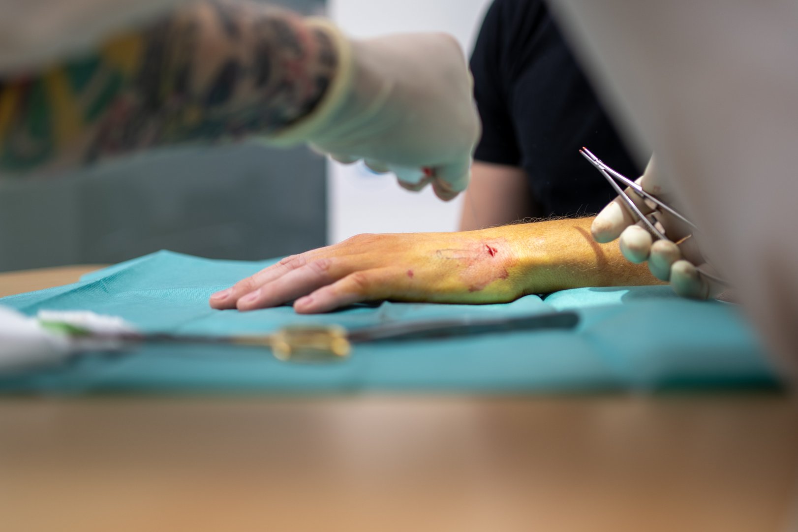 Titelbild zu Ein Chip zum Bezahlen - Thomas Urbanek (Gründer von TAURUS Sicherheitstechnik, Wien)  wird mit Implementierung des 3. Chip zum "Cyborg"