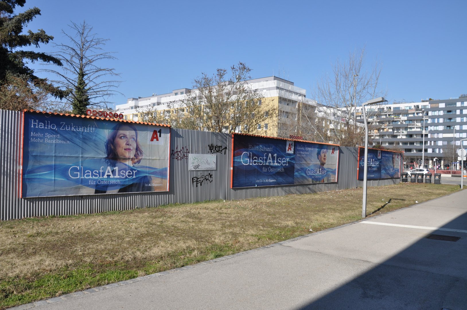 1220-Wien-Erzherzog-Karl-Straße-Zug.-U2-westlich.jpg