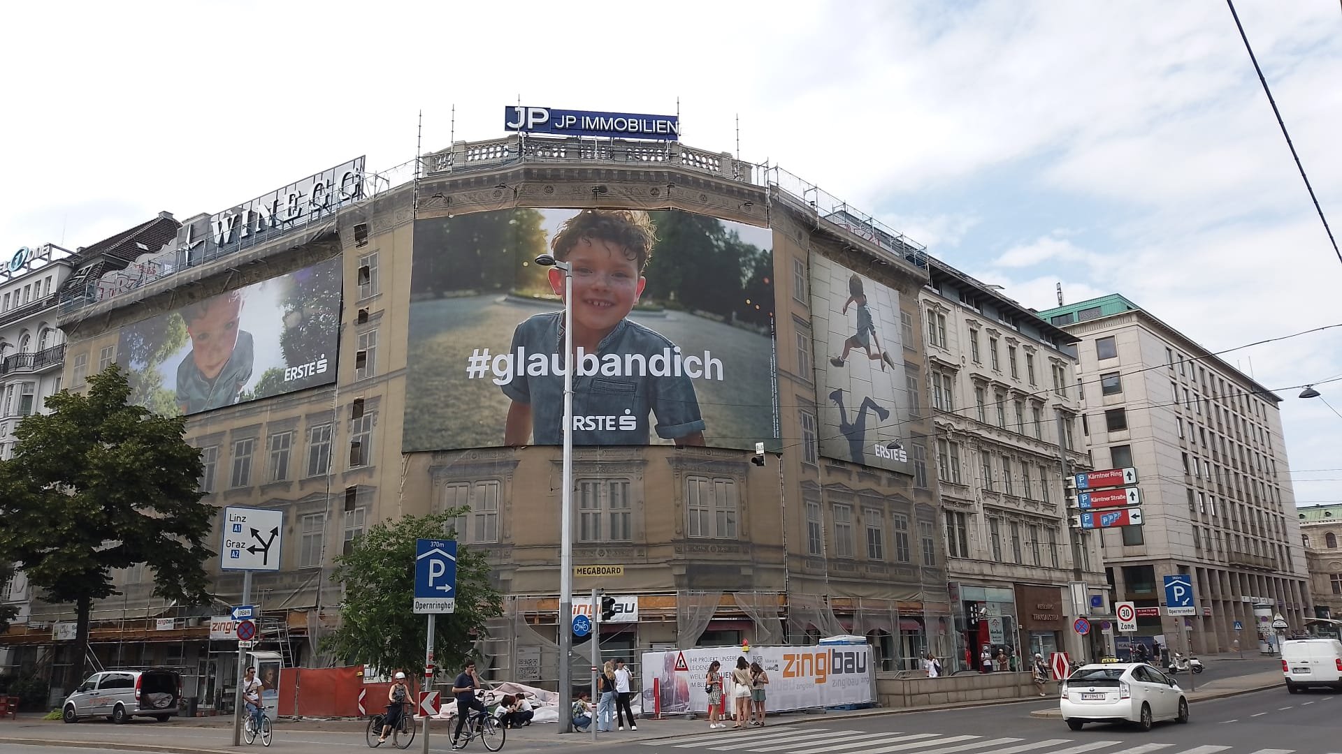 Schattenspringer-Großfla-che-Ka-rtnerStraße-2.jpg