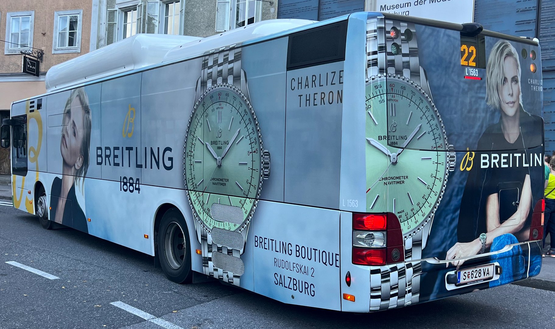 Titelbild zu Breitling Navitimer Charlize Theron