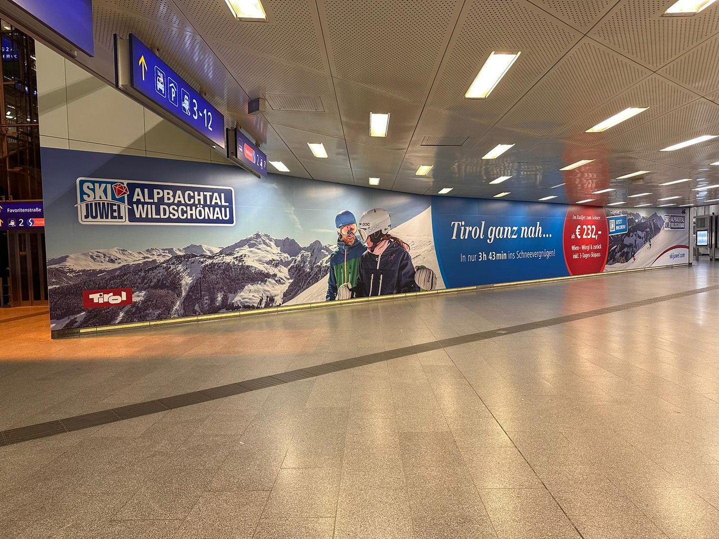 OOH Branding - Verbindungstunnel am Wiener HBF