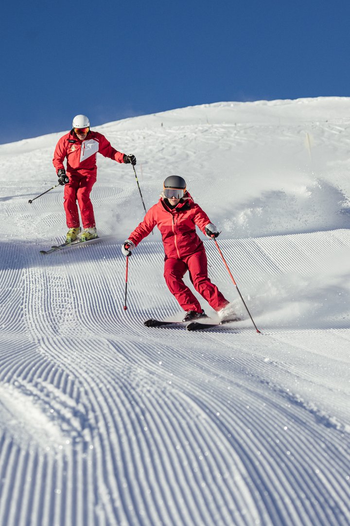 Eva-Maria-Brem-Johann-Schneider-Skifahren-Winter-2023-Alpbachtal-Tourismus-Foto-Maximalgrafik-27-.jpg