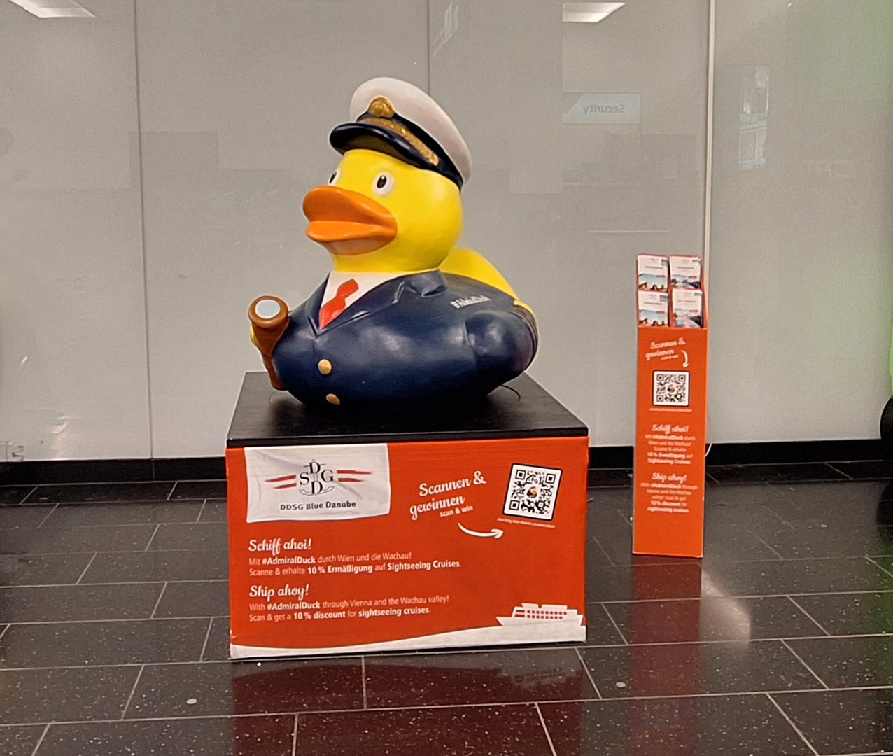 TAI-DDSG-Promotion-Duck-2024-Flughafen-Aufsteller.jpg